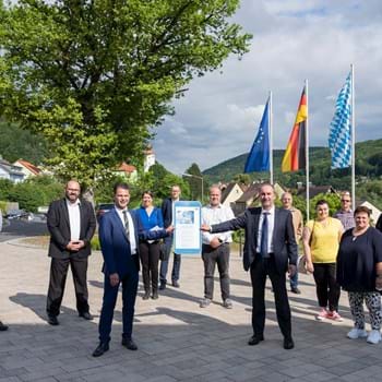 Wirtschaftsminister Aiwanger übergibt den 100. Mobilfunkförderbescheid an die Gemeinde Pommelsbrunn